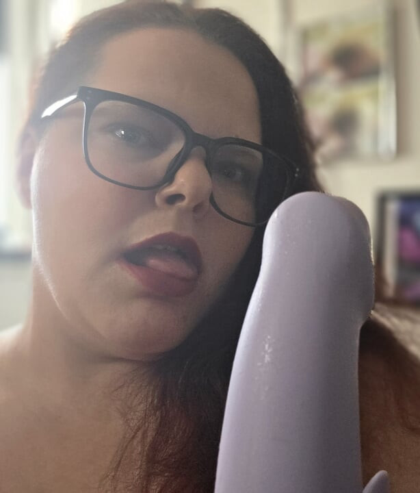 Curvy Angy couldn't take it anymore and had to jerk off the juicy plum.
