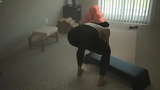 Japon üvey anne yoga yapıyor ve göğüslerini gösteriyor