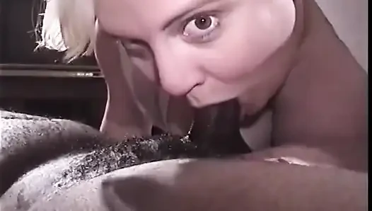 Tante seksi rambut pirang lagi asik nyepong kontol raksasa pria kulit hitam sampai dicrot sperma hangat