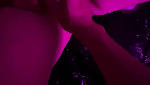 Membantu wanita yang sudah menikah masturbasi menggunakan dildo