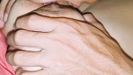 Lidah abang tiri yang haus seks ini melahap memek becek adik tirinya sendiri