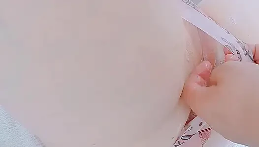 Masum amını büyük bir özenle kırıyor