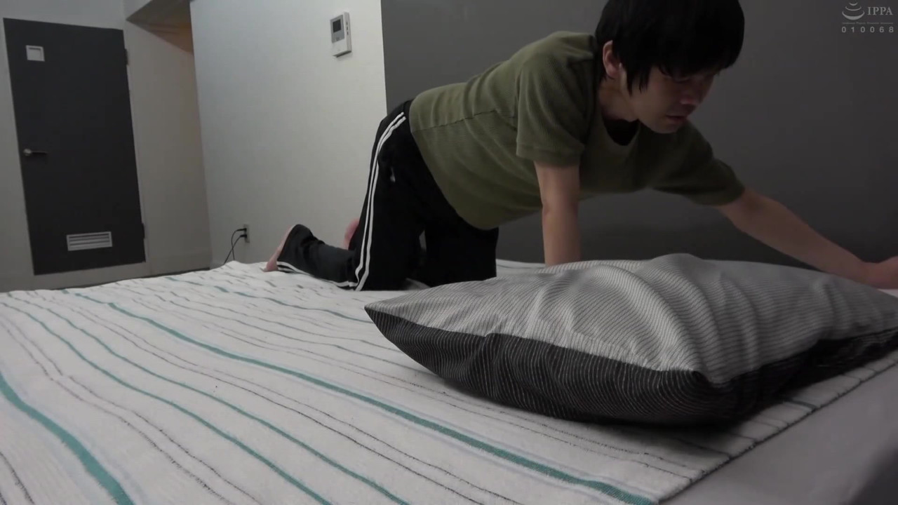 息子が母親の体をマッサージ中にズボンを下げて半ケツにしたら… - Part.1