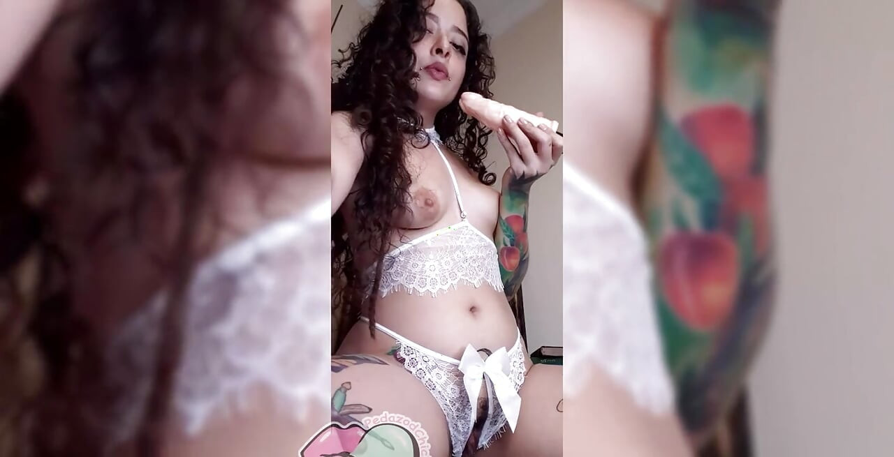 Zierliche brünette mit tattoos masturbiert