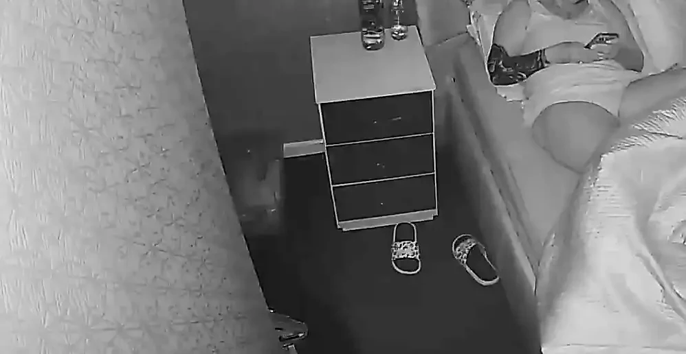 Mama vitregă cu tatuaj strecurându-se în patul fiului vitreg