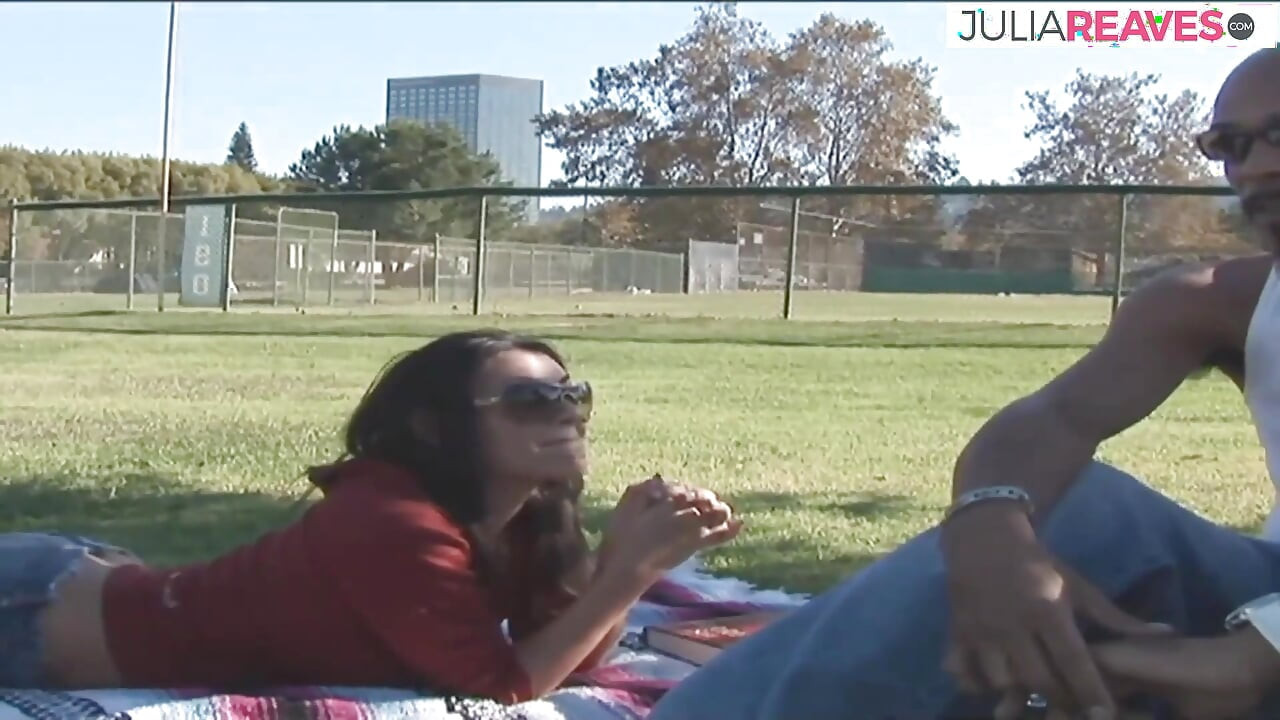 Ả điếm nóng bỏng rên rỉ khi âm hộ được khoan bởi một con cu to đen