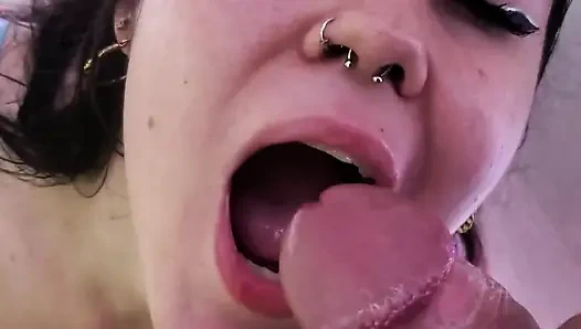 Ateşli kız ağzına boşalana kadar sakso çekiyor