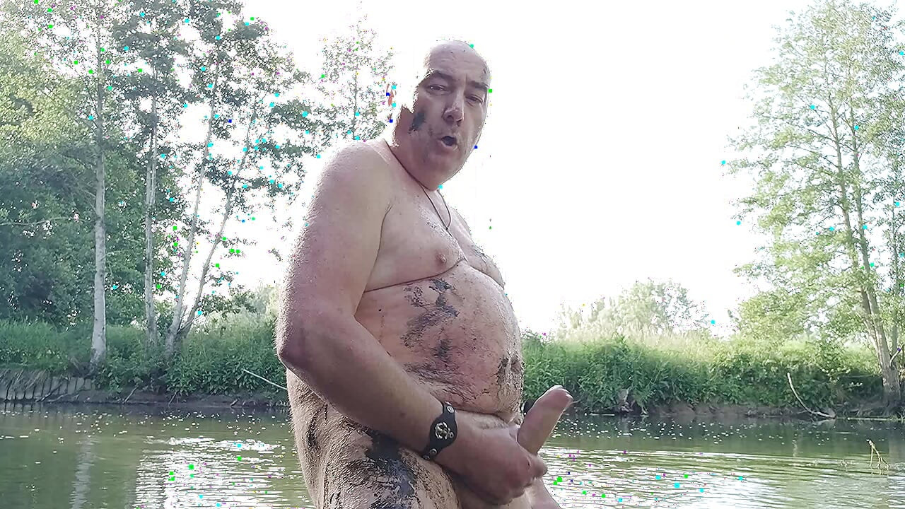 Ayah montok yang berkumis disodok di sungai, masturbasi tanpa malu-malu dengan lumpur