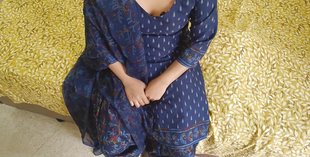 Gadis desa ini pertama kali ngentot di rumah saat lagi ngobrol di clea!