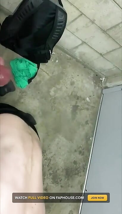 Quin merdiven boşluğunda titreşiyor