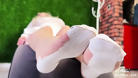 Hakimiyet seansı sonrası beyaz çoraplı ayakla azdırma ve götüm arka planda