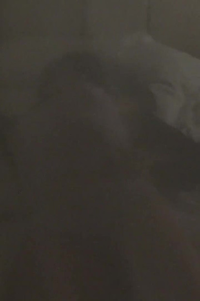 Isteri saya dan dia menyentuh dirinya. Isteri miang