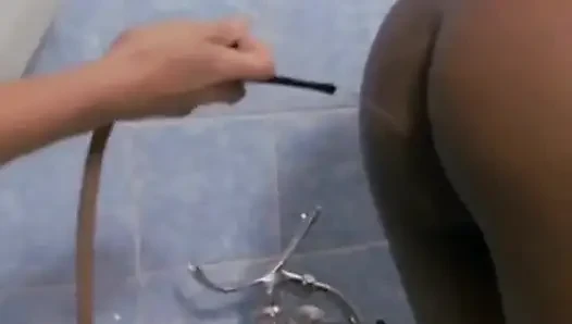 Hizmetçiye lavman veriyor