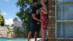 जब मैंने स्विमिंग पूल के साथ उसकी मदद की तो मैंने पड़ोसियों की पत्नी को लगभग चोदा