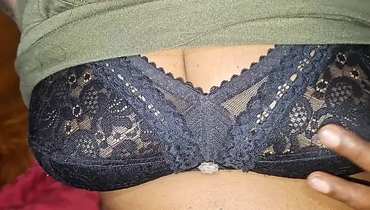 Hübsche MILF zeigt ihren zierlichen körper