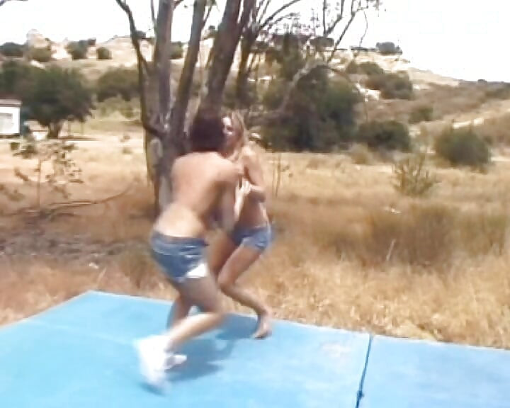 Sexy Franse babes met hete lesbische actie in de buitenlucht