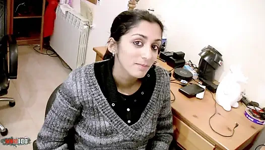 Fransız amatör Tania Berry - derin gırtlağına kadar sakso ve kanepede sert sikiş