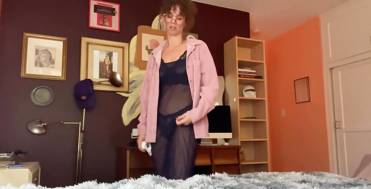 Cu instrucțiuni de masturbare, mama vitregă nu-mi vine să cred că a fost înșelată de soțul ei... Ea intră în camera fiilor ei vitregi neștiind că el este acasă