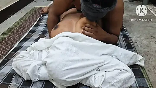 Erkek arkadaş kız arkadaşının amını ve göğüslerini yalıyor