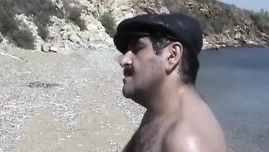 Sahin K fickt die türkische MILF Ayse am strand