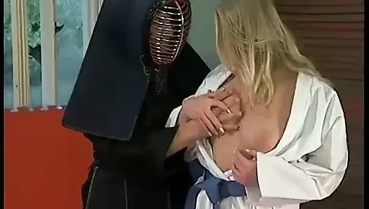 Devasa büyük göğüslü dövüş sanatları