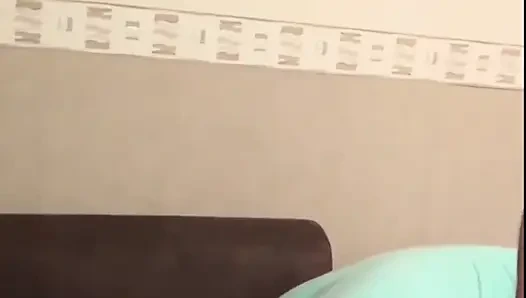 Die Hübsche MILF Beschwert Sich Über Den Lärm Dieser Nachbarn Und Wird in Gangbangs Gefickt