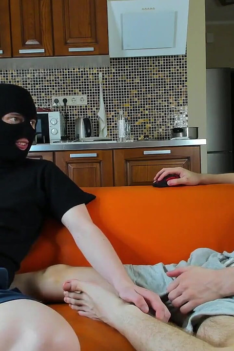 エフゲニーは自分の尻と穴を間近で見せます。アレックスはムラムラしている