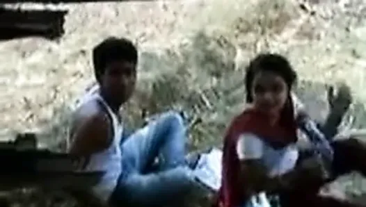インド人少女が公園で恋人とおっぱいを遊ぶ