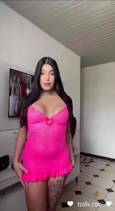 Urocza młoda trans dziewczyna z ogromnym kutasem