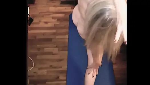 Hot MILF BBW Does Some Good Ole Naked Yoga To Jerkoff To!