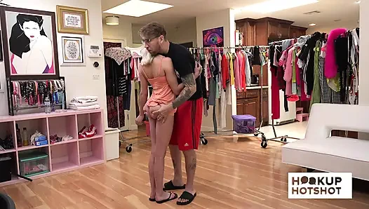 Bts - si imut chloe temple pamer toketnya di belakang panggung!