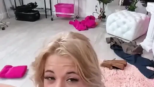 Nicole Nichols Bryan'ın götünü yalamak için dizlerinin üstüne çöküyor!