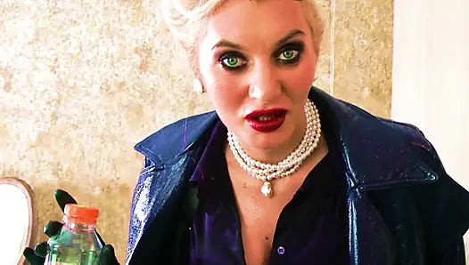 Bondgirl membuat pria muncrat