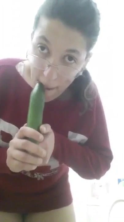 Friend play her toy