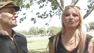Gagică blondă sexy este futută pe la spate de un alt bărbat în fața iubitului ei