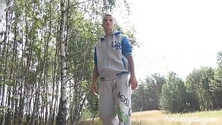 Questo caldo stallone atletico è fuori per un jogging nei boschi quando decide di divertirsi un po '