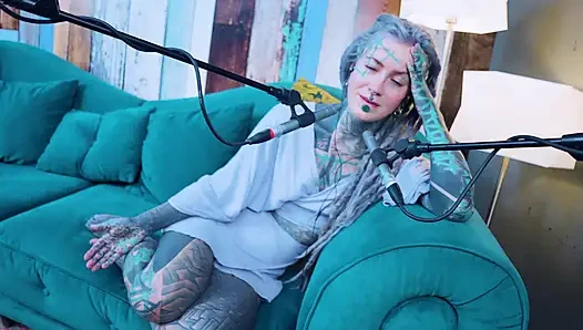 Ich spreche über O - Overcome - ASMR podcast SFW spricht goth dünnes mädchen dreadlocks tattoo-modell mit tätowierung, tätowiertes mädchen