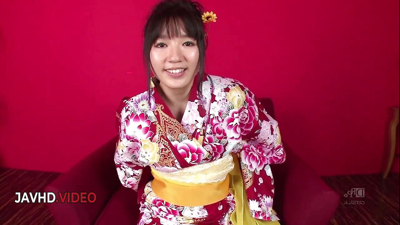 Chiharus sexede kimono-forførelse slutter med ekstatisk asiatisk creampie-trekant