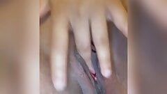 Marocká teenagerka prstuje svou šťavnatou kundičku