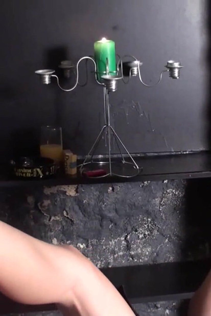 Ketrecbe kötve, hogy imádja fiatal lábát