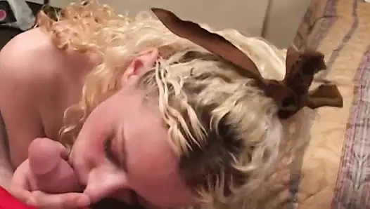 Blonde amateurin fingert ihre nasse muschi und lutscht schwanz