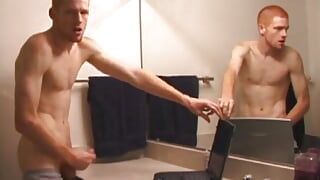 युवा ट्रिस्टियन बाथरूम में लंड हिला रही है