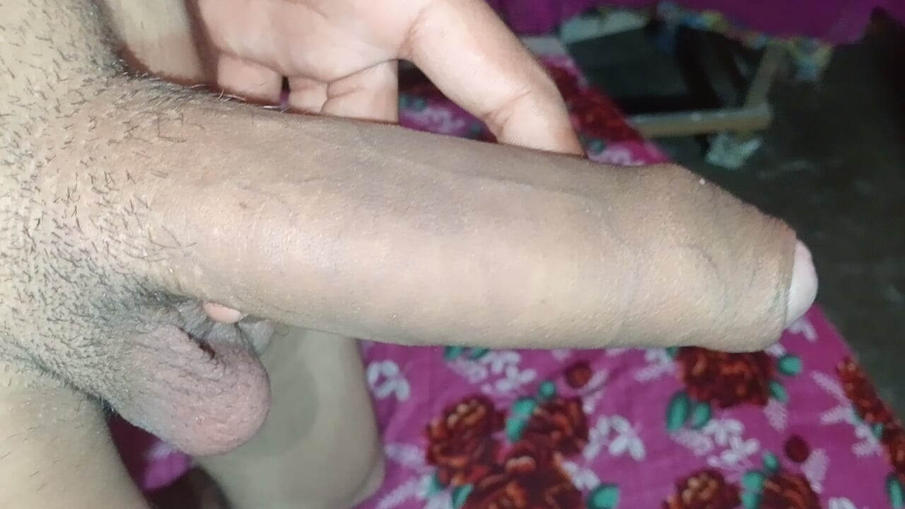 Užívala jsem si potěšení ze své kundičky rukou se svým penisem.