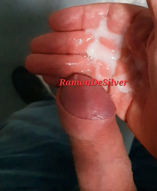 Stăpânul Ramon se masturbează excitat în spălătorie, lenjerie sexy delicioasă!
