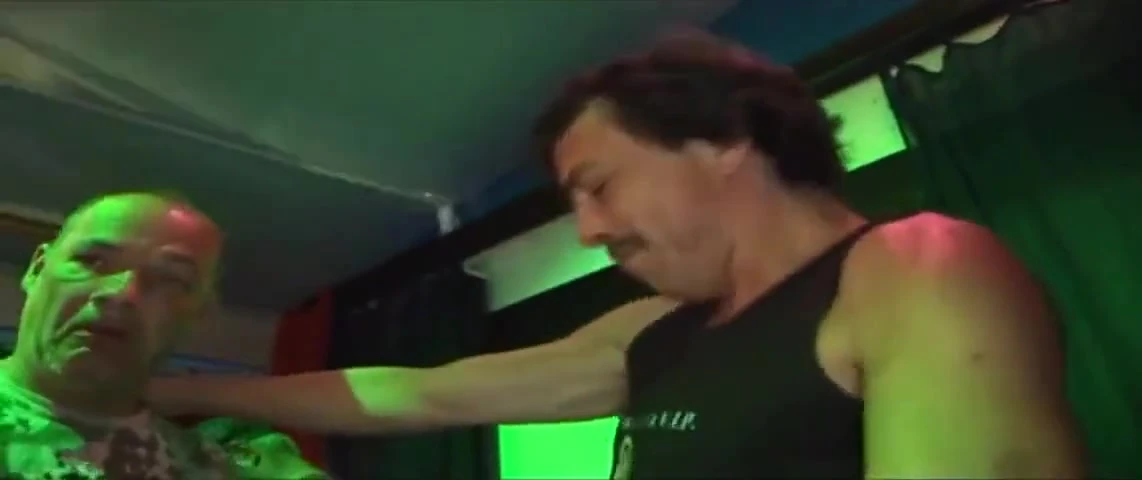 Azgın hatunlarla vahşi kulüp grup seks partisi her yerde emiyor ve yalıyor