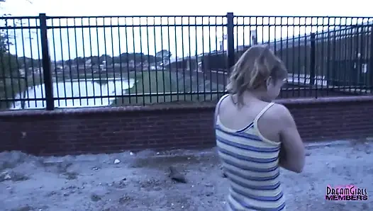 Schüchterne kellnerin zieht sich auf einer baustelle aus