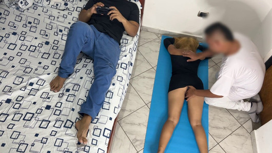 Eu gosto que o massagista massageie minha bunda e vagina na frente do meu marido corno - ntr netorare