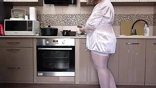 Reife Frau Ohne Unterwäsche Macht Mir Frühstück. Und Die Heimkamera Beobachtet. Chubby Hinter Den Kulissen