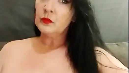 Üstsüz esneyen kırmızı ruj