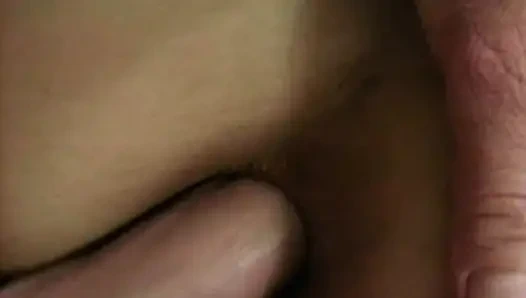 Amatör Fransız genç kız sıkı götünü siktiriyor